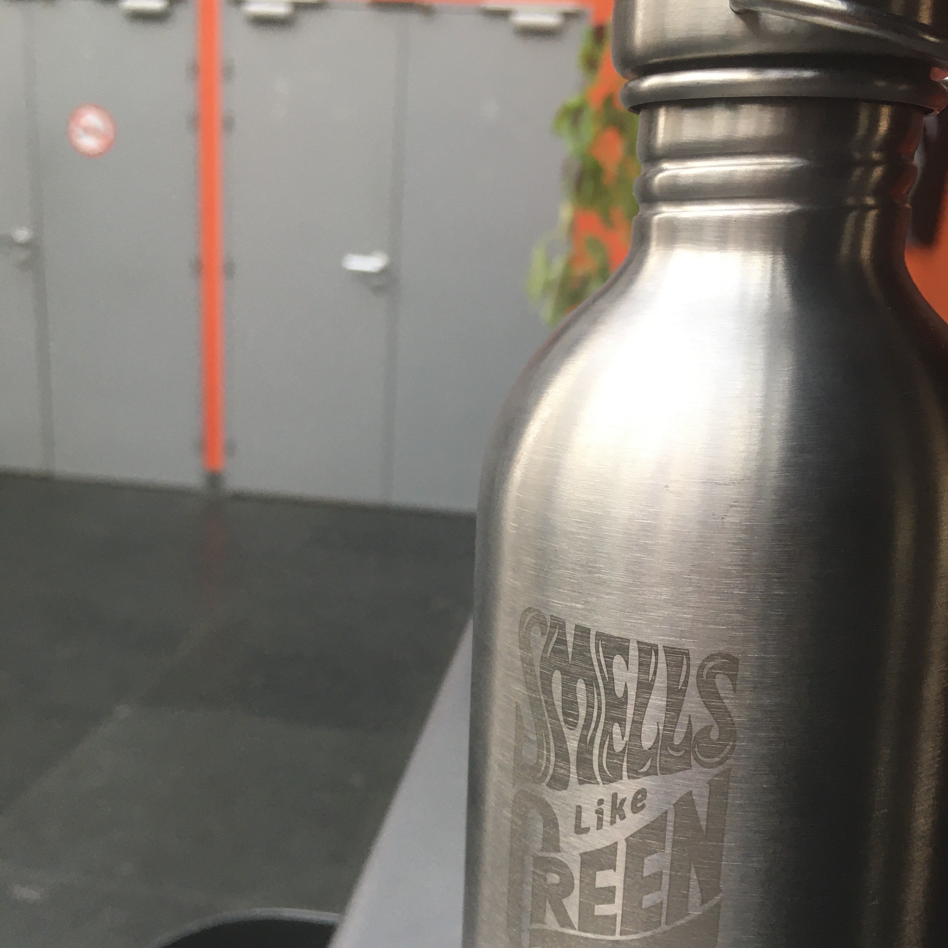 Pour limiter l'usage des bouteilles en plastique, nous proposons aux artistes de boire dans nos superbes gourdes "Smells like green spirit" ! © DR
